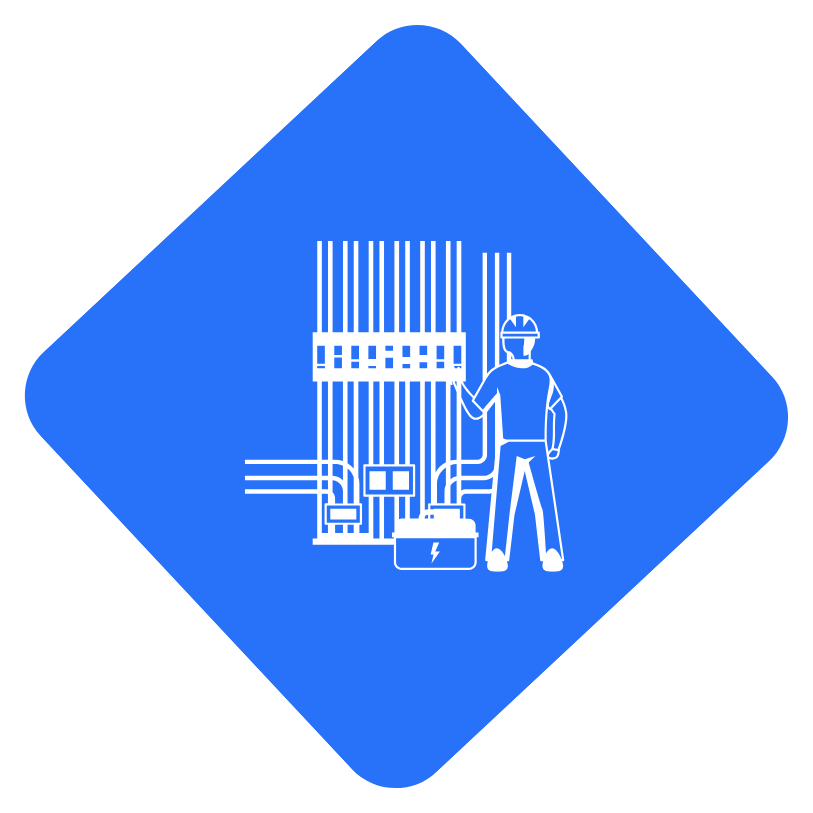 Ein stilisierter Elektriker mit Schutzhelm steht vor einem Schaltschrank mit zahlreichen Kabeln und elektrischen Komponenten auf blauem, rautenförmigem Hintergrund.