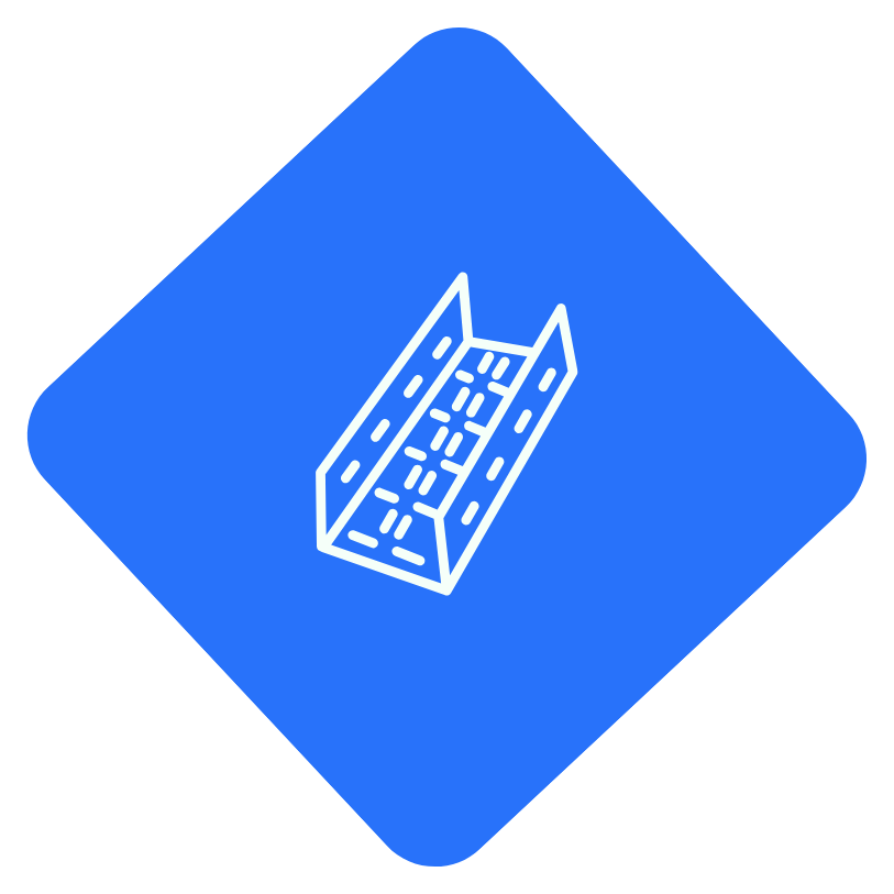 Weiße, stilisierte Darstellung einer Kabelrinne mit seitlichen Schlitzen auf blauem, rautenförmigem Hintergrund. Die Kabelrinne ist perspektivisch von schräg oben zu sehen und wirkt dreidimensional.